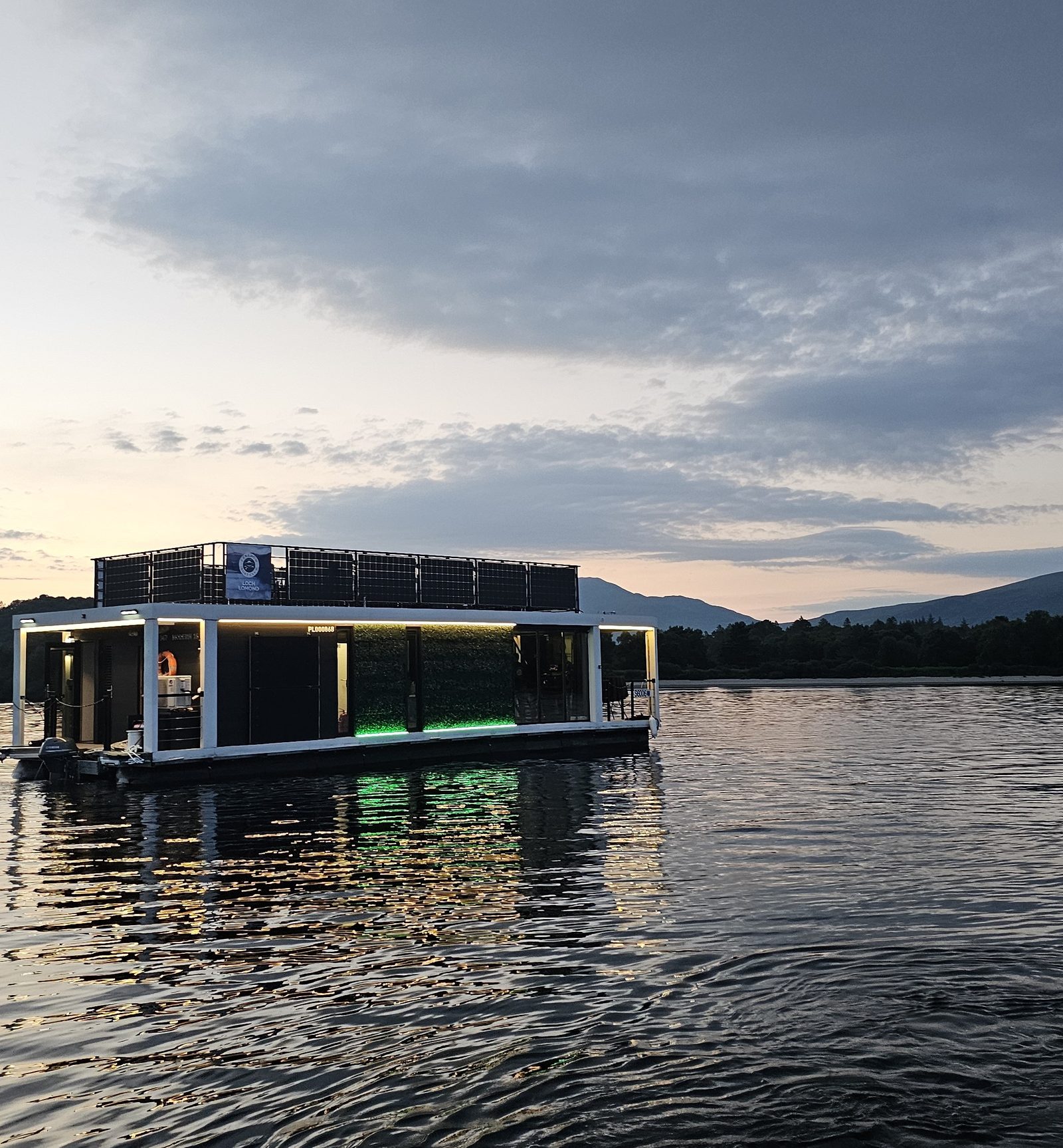 The Lomond Lounge cruising on Loch Lomond